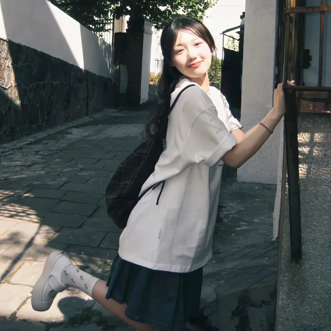 美女和液体人海报